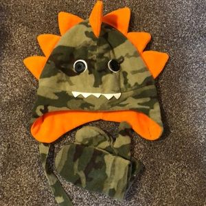 NWOT. Camo Dinosaur hat and mitten. 2-4T